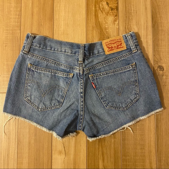 Levi’s denim shorts - Picture 3 of 3